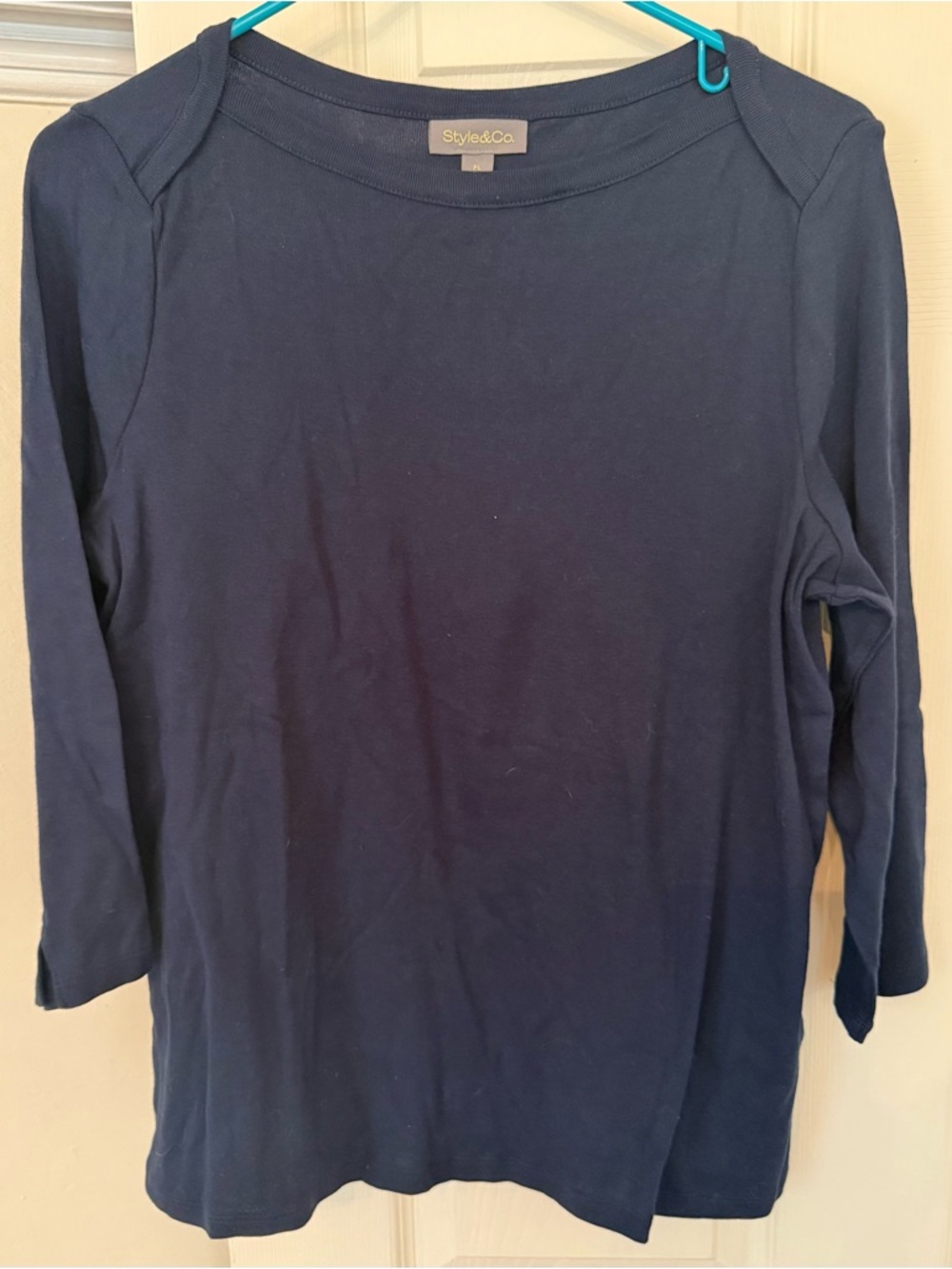 NWOT STYLE & CO WOMENS COTTON NAVY TOP 💙

SZ PETITE LARGE

PERFECT FOR LAYERING!